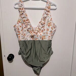 Floral and‎ green one piece ruffle swim suit size 3XL